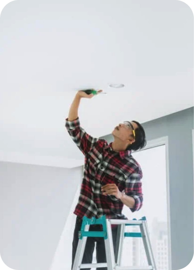 Técnico pintando desde una escalera