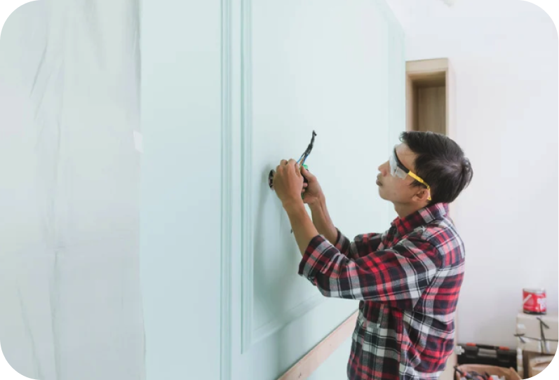 Técnico trabajando en una pared