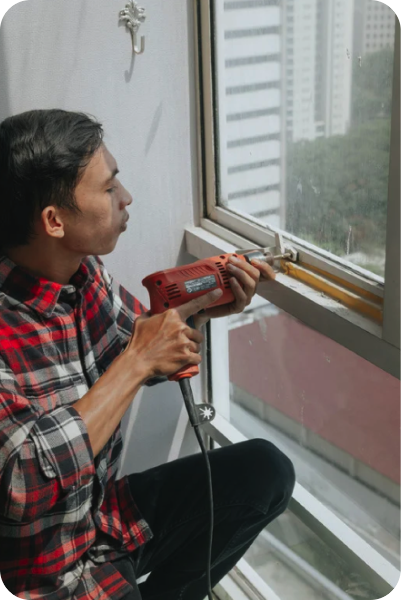 Técnico reparando una ventana